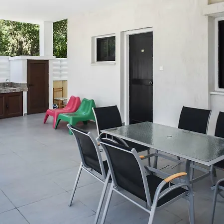 Elias Garden Apartment *